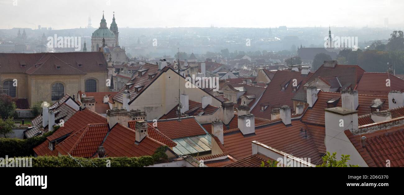 Praga, la capitale della Repubblica Ceca, situata sul fiume Moldava, fondata durante il romanico (VII secolo). Foto Stock
