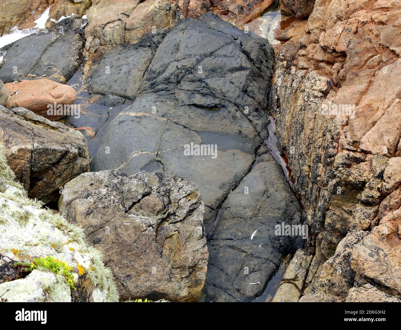 Rocce con fuoriuscita di petrolio dal naufragio della petroliera MV Prestige nel 2002. Costa da morte Regione 18 anni dopo, Camariñas, Coruña, Galizia, Spagna. Foto Stock