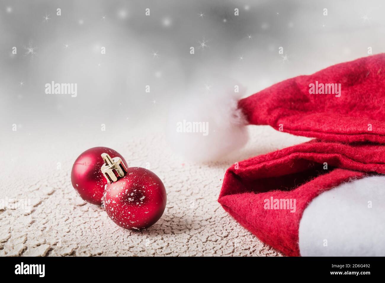 Sfondo delle vacanze di Natale con cappello e decorazioni Foto Stock