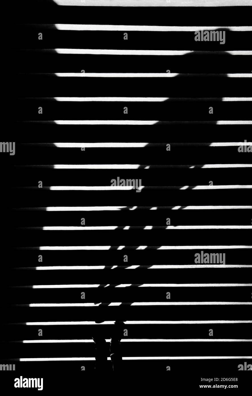 Profilo astratto e sfocato di una persona sulle scale all'aperto, in bianco e nero ad alto contrasto Foto Stock