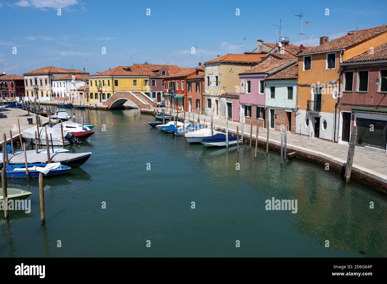 Case colorate in un canale a Murano, Italia Foto Stock