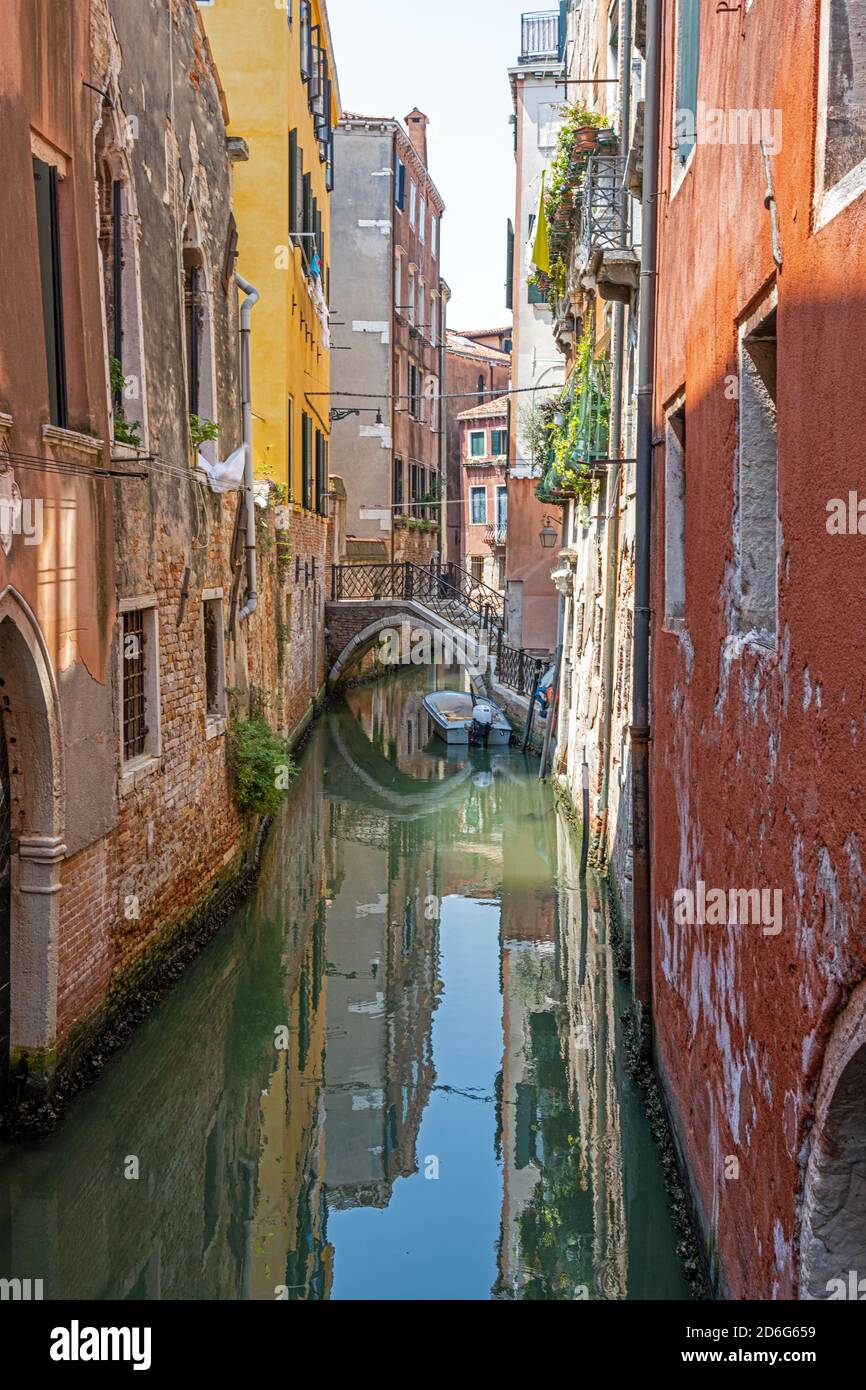 Piccolo canale nel centro storico di Venezia Foto Stock