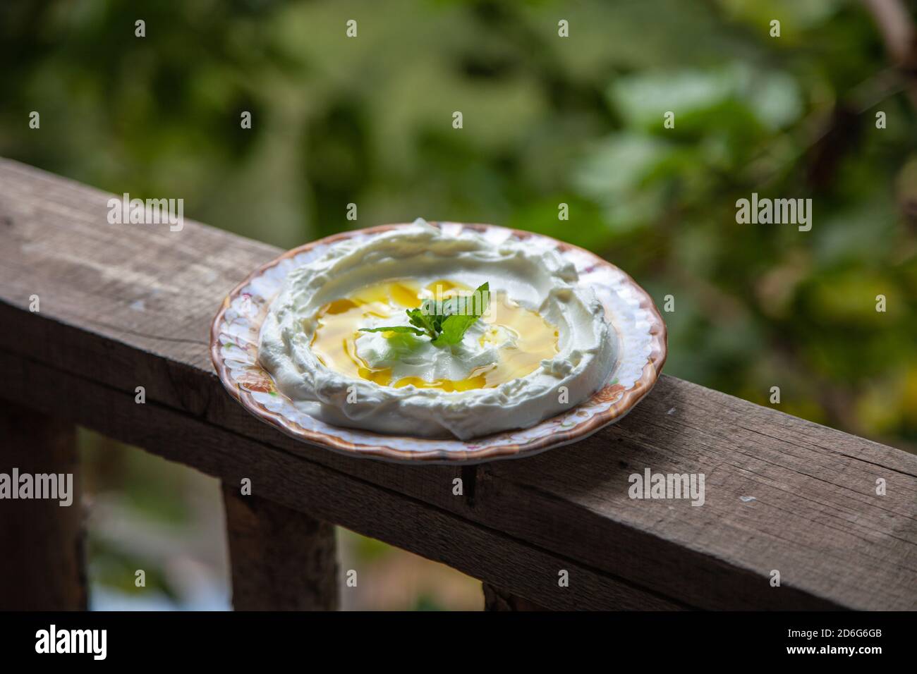 Labneh | Libanese prima colazione pasto caseario in una casa di villaggio balcone con sfondo naturale fattoria Foto Stock