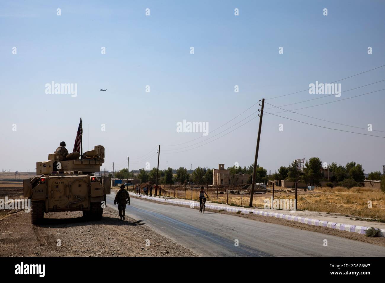 Soldati dell'esercito degli Stati Uniti mantengono relazioni con un villaggio locale nel nord-est della Siria 11 ottobre 2020. I soldati si trovano in Siria per sostenere la missione congiunta di risoluzione inerente alla Joint Task Force (CJTF-OIR). CJTF si impegna a lavorare da, con e attraverso i nostri partner per garantire la sconfitta duratura di Daesh. (STATI UNITI Foto dell'esercito di SPC. Jensen Guillory) Foto Stock