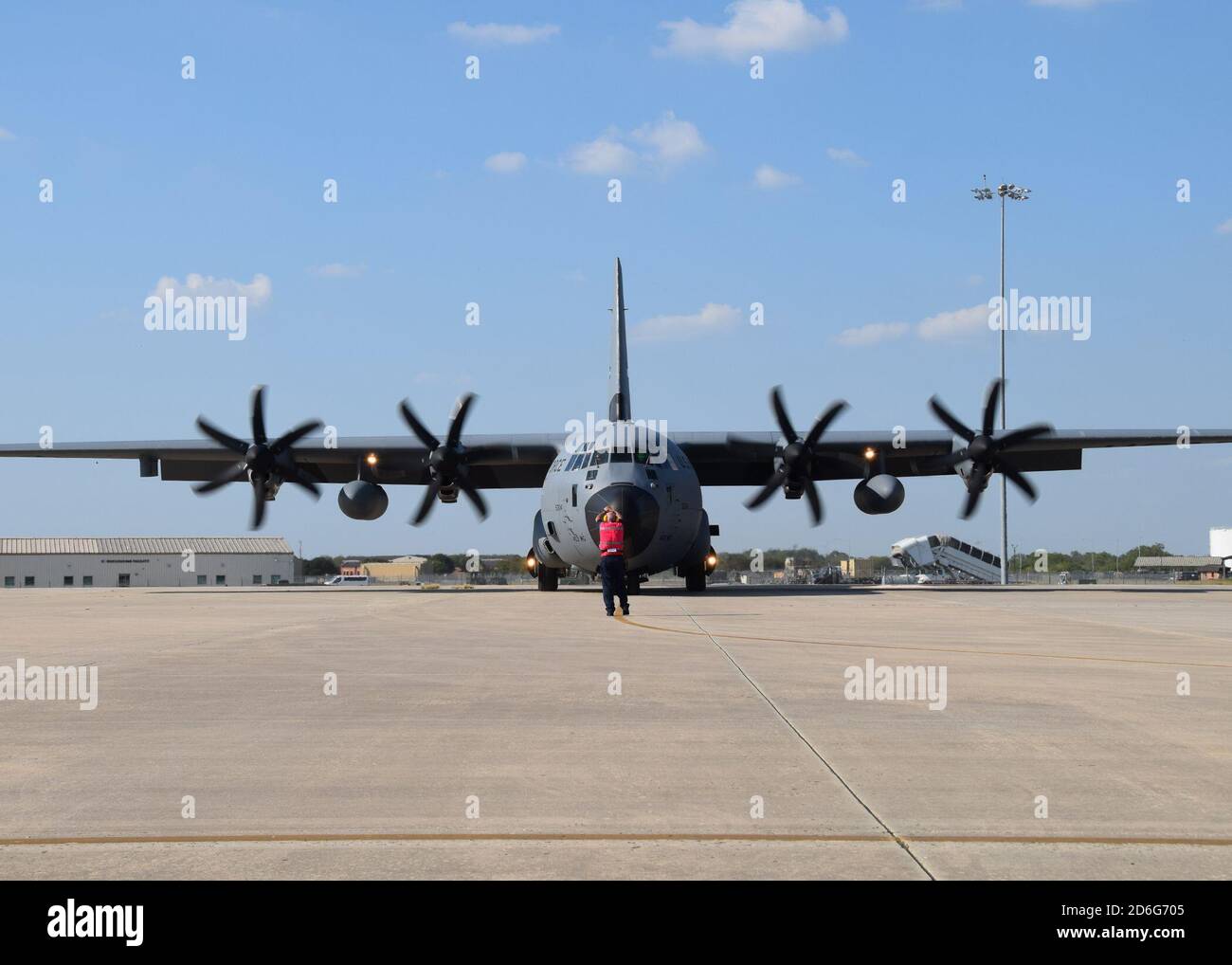 Il primo di diversi WC-130J Hercules AF Reserve Hurricane Hunters tempo ricognizione aeromobili e C-130J Hercules tattici aerei arriva il 6 ottobre 2020 alla base comune di San Antonio-Lackland, Texas. Foto Stock