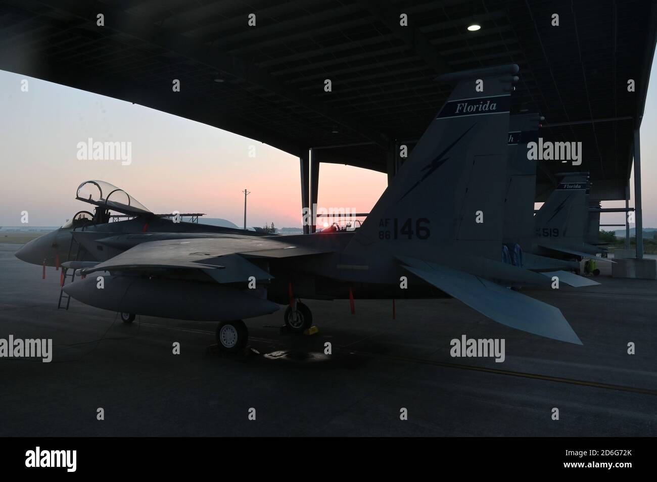 Un aereo della U.S. Air Force F-15 è raffigurato sulla linea di volo durante un alba mattutina presso la 125th Fighter Wing, situata alla Jacksonville Air National Guard base, Florida, 14 ottobre 2020. Foto Stock