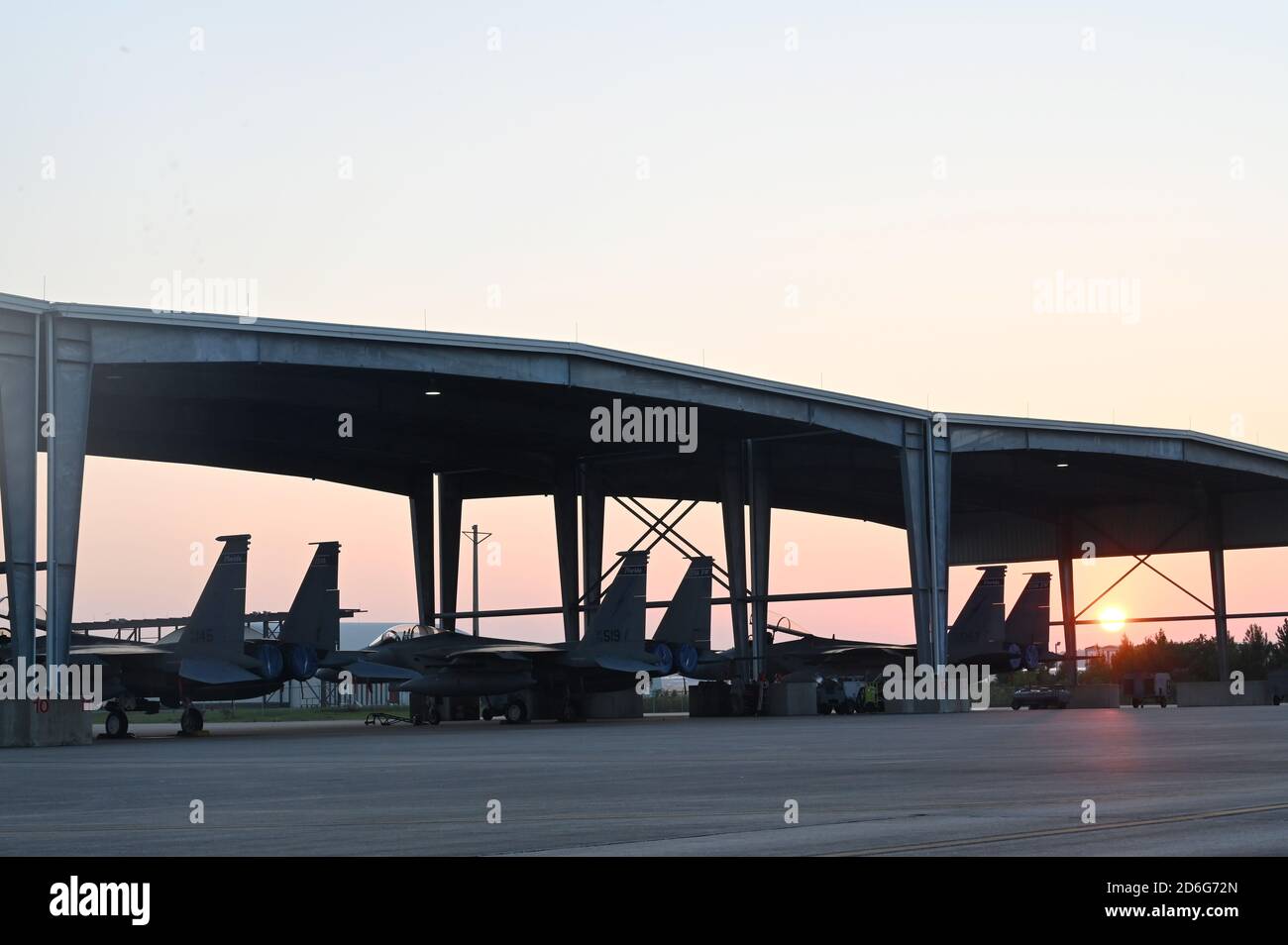 Gli aerei US Air Force F-15 sono raffigurati sulla linea di volo durante un alba mattutina presso la 125th Fighter Wing, situata alla Jacksonville Air National Guard base, FL, 14 ottobre 2020. Foto Stock