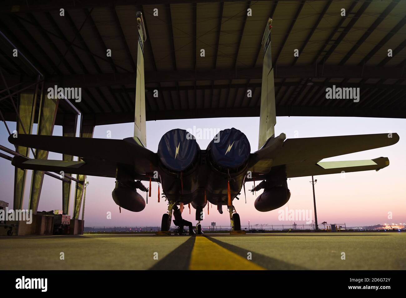 Un aereo della U.S. Air Force F-15 è raffigurato sulla linea di volo durante un alba mattutina presso la 125th Fighter Wing, situata alla Jacksonville Air National Guard base, Florida, 14 ottobre 2020. Foto Stock