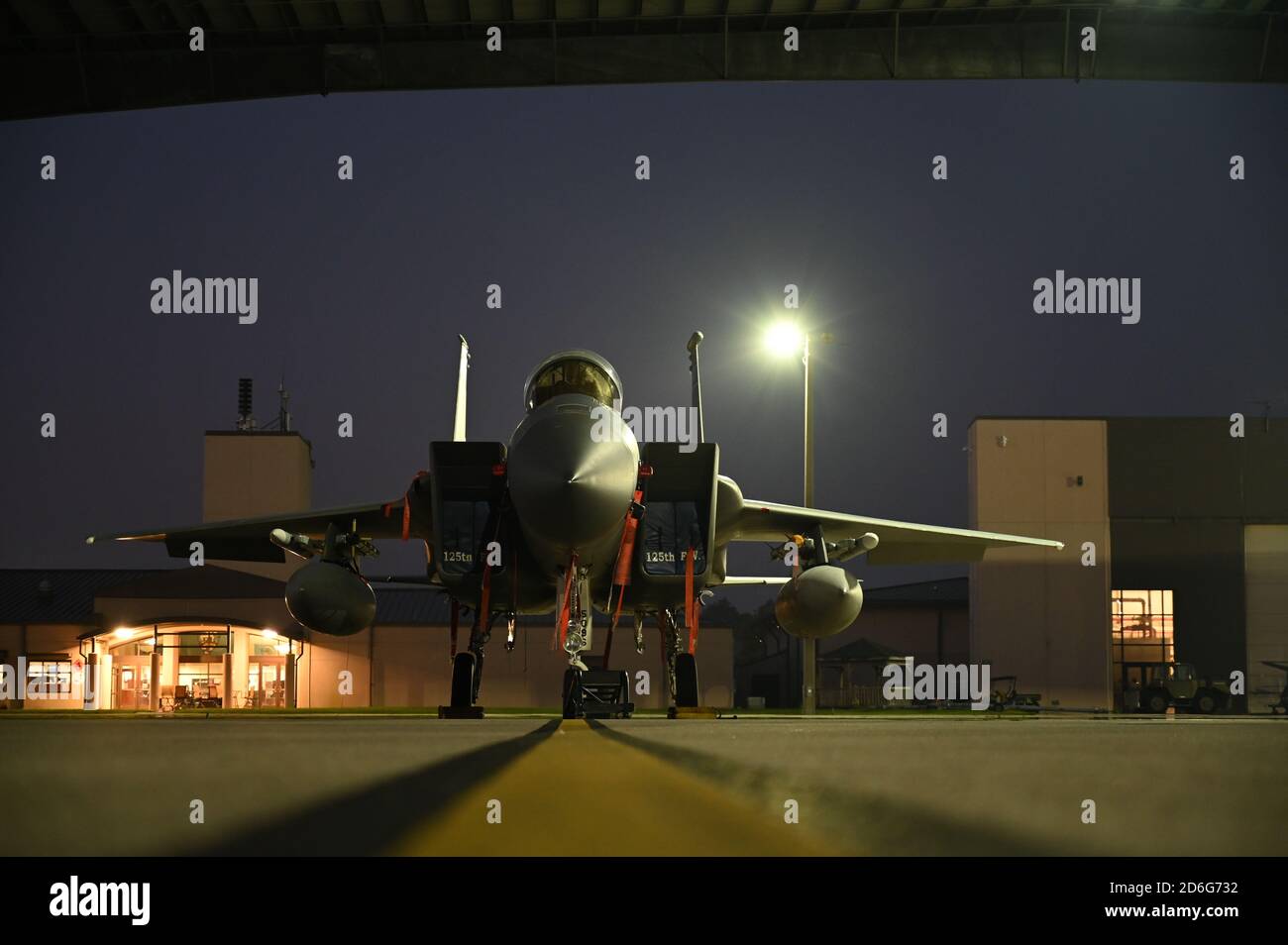 Un aereo della US Air Force F-15 è raffigurato sulla linea di volo durante un alba mattutina presso la 125th Fighter Wing, situata alla Jacksonville Air National Guard base, FL, 14 ottobre 2020. Foto Stock