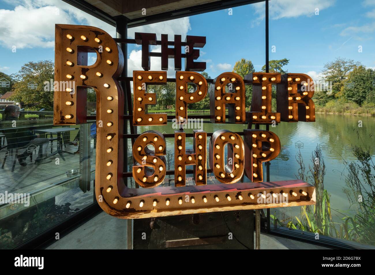 Il logo del Repair Shop per la serie TV della BBC presso la location di Weald and Downland Living Museum, West Sussex, Regno Unito Foto Stock