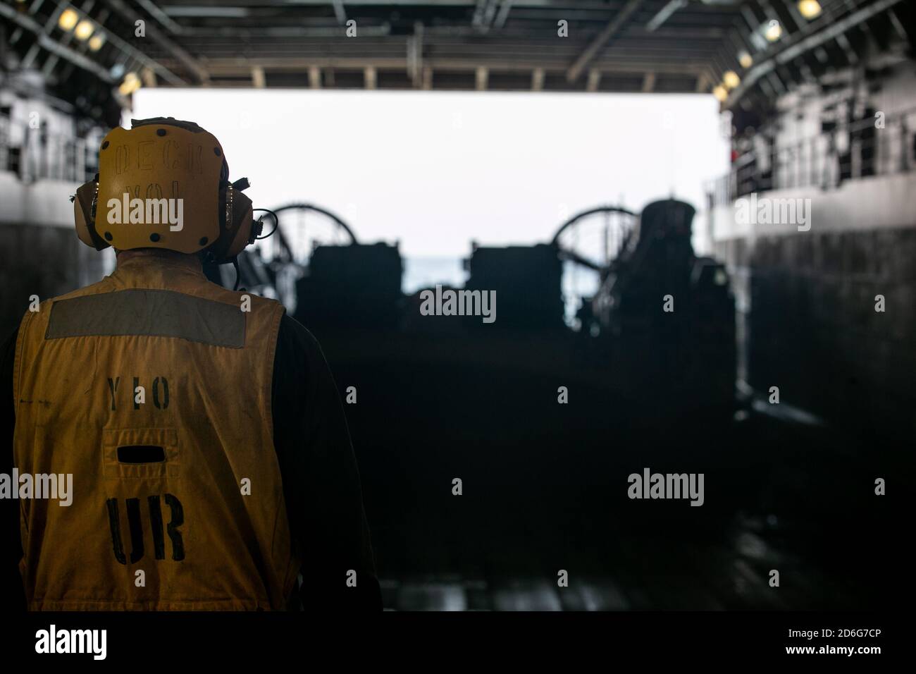 201005-M-JX780-2062 OCEANO PACIFICO (OTTOBRE 5, 2020) ‒ U.S. Navy Boatswain's Mate 3a Classe Ryan Reas, assegnato alla nave da carico anfibia USS Somerset (LPD 25), si prepara a guidare Landing Craft, Air Cushion 39, assegnato all'Assault Craft Unit 5, nel ponte dei pozzi durante le operazioni di carico in corso. Il Makin Island Amphibious Ready Group e il 15° MEU stanno attualmente conducendo operazioni di routine nell'Oceano Pacifico orientale. (STATI UNITI Marine Corps foto di Lance CPL. Brendan Mullin) Foto Stock