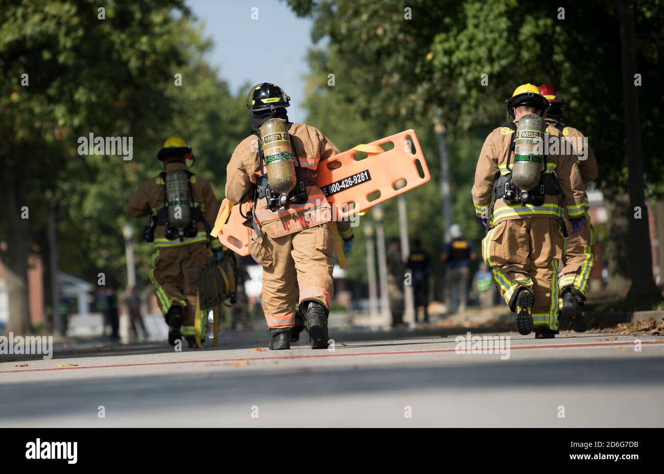 I vigili del fuoco del 375th Squadron dell'ingegnere civile arrivano sulla scena durante uno scenario simulato di incidenti di massa durante lo sguardo di crisi 20-07 alla base dell'aeronautica di Scott, Ill., 24 settembre 2020. Una volta in scena i primi soccorritori tendevano alle necessità delle vittime e simulavano il loro trasporto all'evacuazione medica. (STATI UNITI Air Force foto di Senior Airman Solomon Cook) Foto Stock