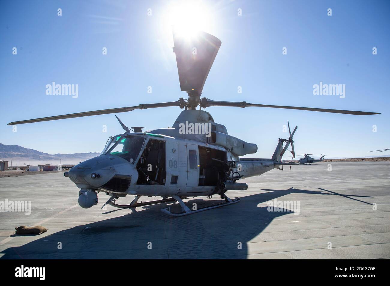 U.S. Marine Corps Bell UH-1Y Venom con Marine Light Attack Helicopter Squadron 169, Marine Aircraft Group 16, 3rd Marine Aircraft Wing, siede sulla linea di volo durante l'esercizio di addestramento integrato 1-21 al Marine Corps Air Ground Combat Center, Twentynine Palms, California, 2 ottobre 2020. ITX è la formazione più completa condotta presso MCAGCC e si concentra sull'applicazione tattica di manovre a braccia combinate, operazioni offensive e difensive durante il combattimento. (STATI UNITI Marine Corps foto di Lance CPL. Joshua Sechser) Foto Stock