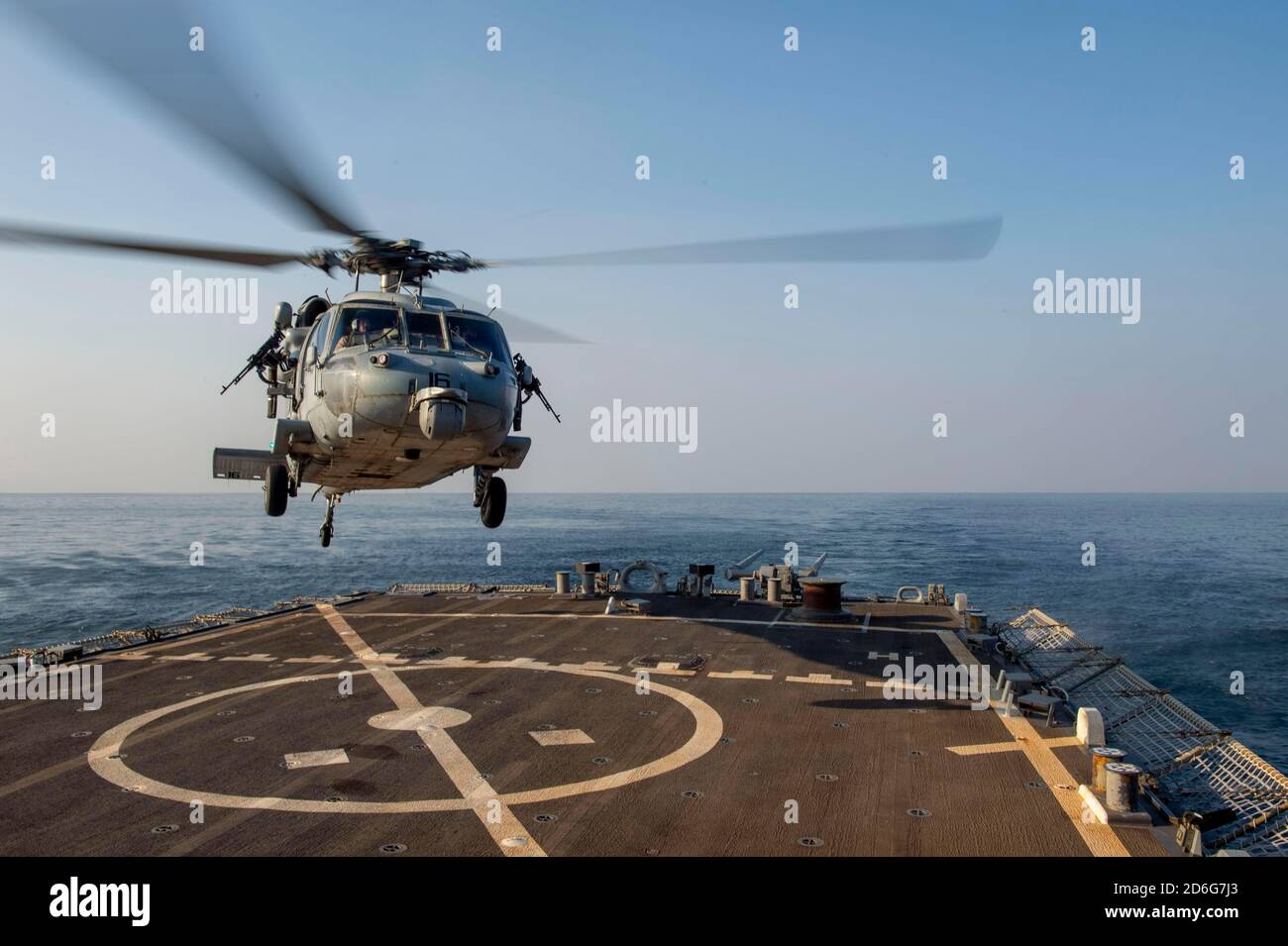 201014-N-XG173-1021 GOLFO ARABICO (OTT 14, 2020) un elicottero MH-60S Sea Hawk del "Chargers" di Helicopter Sea Combat Squadron (HSC) 26 si prepara a toccare sul ponte di volo del cacciatorpediniere missilistico guidato USS John Paul Jones (DDG 53) nel Golfo Arabico, ottobre 14. John Paul Jones fa parte del Nimitz Carrier Strike Group e viene distribuito nella quinta area operativa della flotta degli Stati Uniti per garantire la stabilità marittima e la sicurezza nella regione centrale, Collegare il Mediterraneo e il Pacifico attraverso l'Oceano Indiano occidentale e tre punti di scelta critici al libero flusso del commercio globale. (STATI UNITI Foto Stock