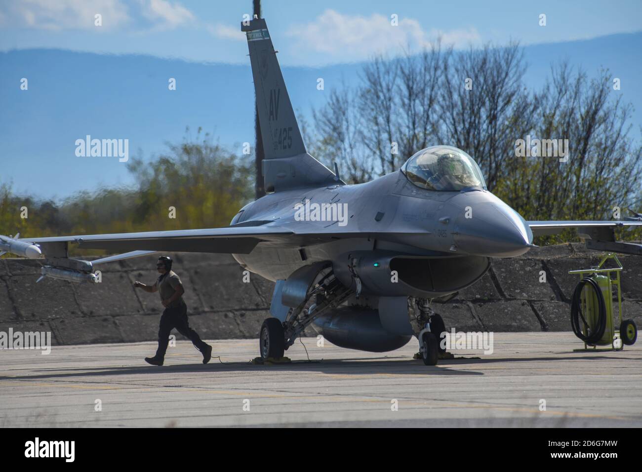 Senior Airman Andy A. Gutierrez, 31st Aircraft Maintenance Squadron Crew Chief, prepara un US Air Force F-16 Fighting Falcon assegnato al 555th Fighter Squadron, Aviano Air base, Italia, per il volo sopra la base aerea di Graf Ignatievo, Bulgaria, durante la NATO Enhanced Air Policing, 15 ottobre 2020. La partecipazione del Triple Nickel al PAE ha offerto loro l’opportunità di dimostrare una dissuasione e una difesa completa attraverso un’interoperabilità congiunta e combinata. Uno dei ruoli della NATO è quello di preservare l’integrità dello spazio aereo alleato. (STATI UNITI Air Force foto di Airman 1st Class Ericka A. Woolever) Foto Stock