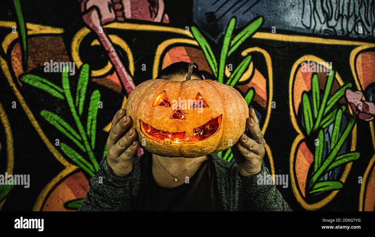 Tenendo una zucca reale di Halloween Foto Stock