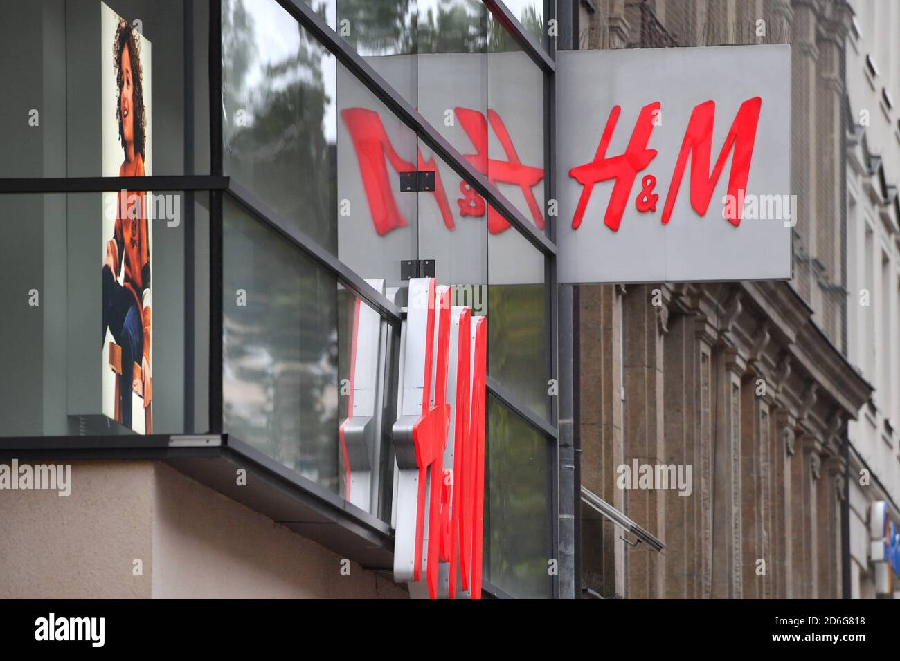 Monaco, Germania. 15 Ott 2020. H e M nella zona pedonale di Neuhauser Strasse a Monaco, ingresso, ingresso, logo, iniziali, emblema aziendale, logo aziendale, | utilizzo in tutto il mondo Credit: dpa/Alamy Live News Foto Stock