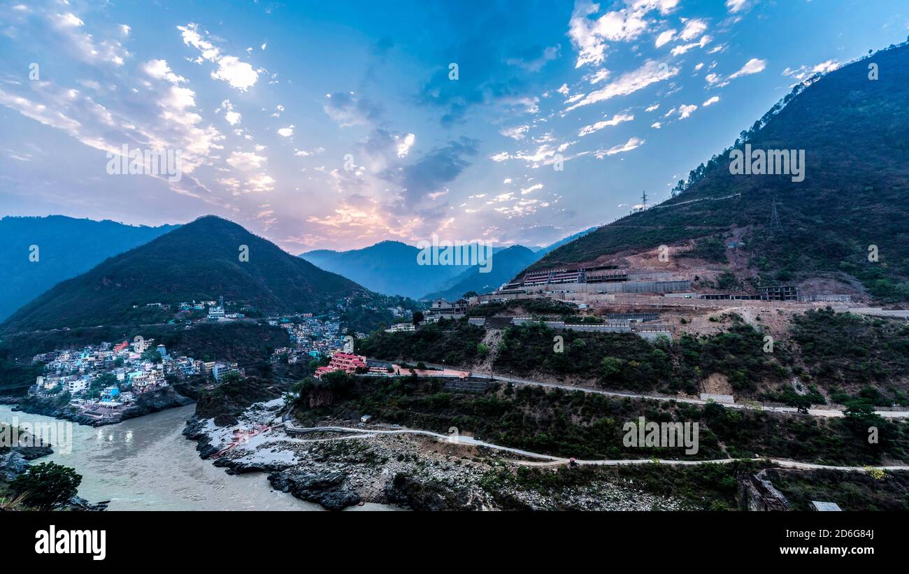 Vista panoramica di Devprayag, confluenza dei fiumi santi Alaknanda e Bhagirathi per formare Mighty Gange, in Tehrigarhwal, Uttarakhand, India Foto Stock