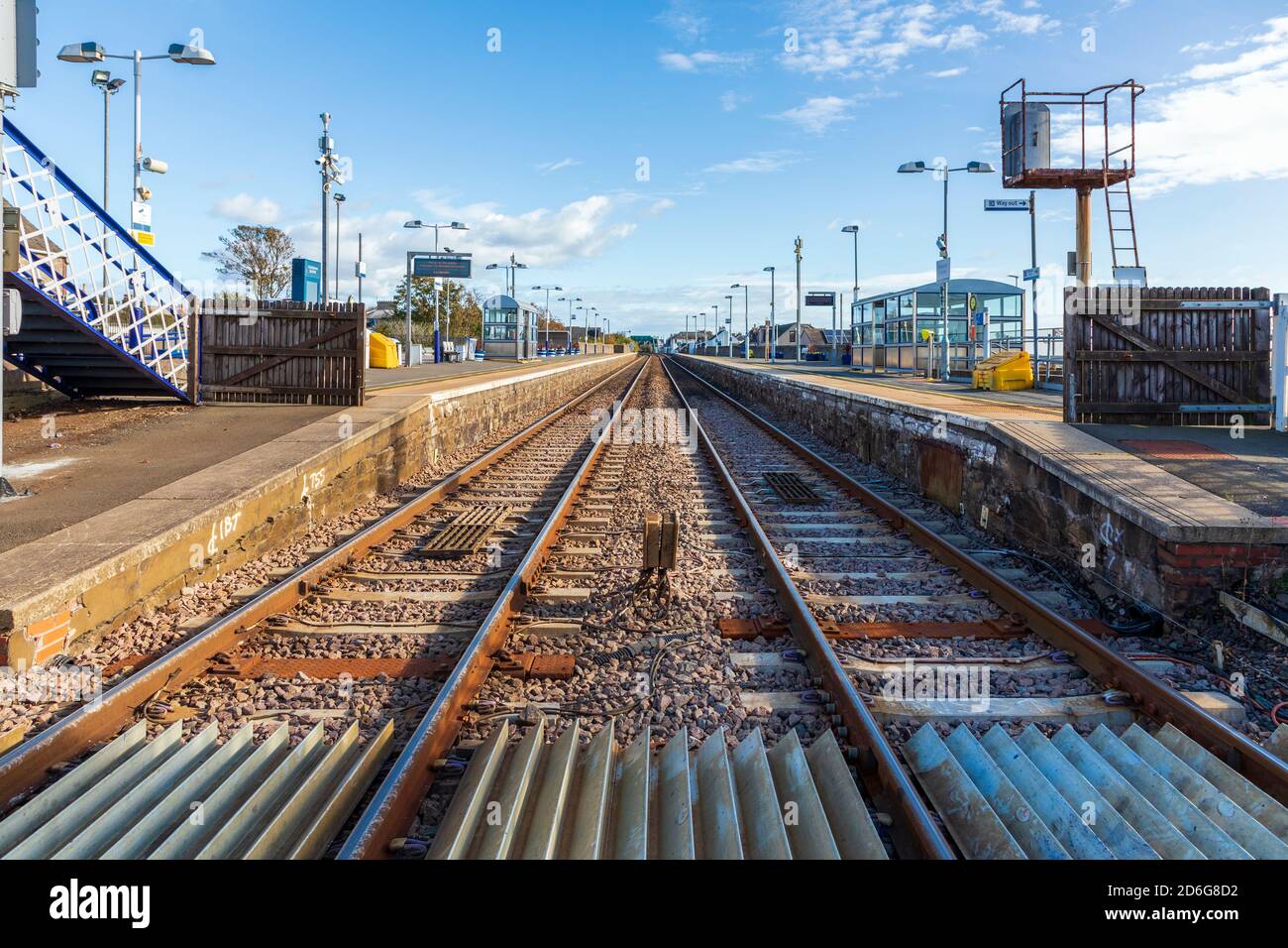 Stazione ferroviaria di Carnoustie con piattaforme e vista verso nord, Scozia, Regno Unito Foto Stock