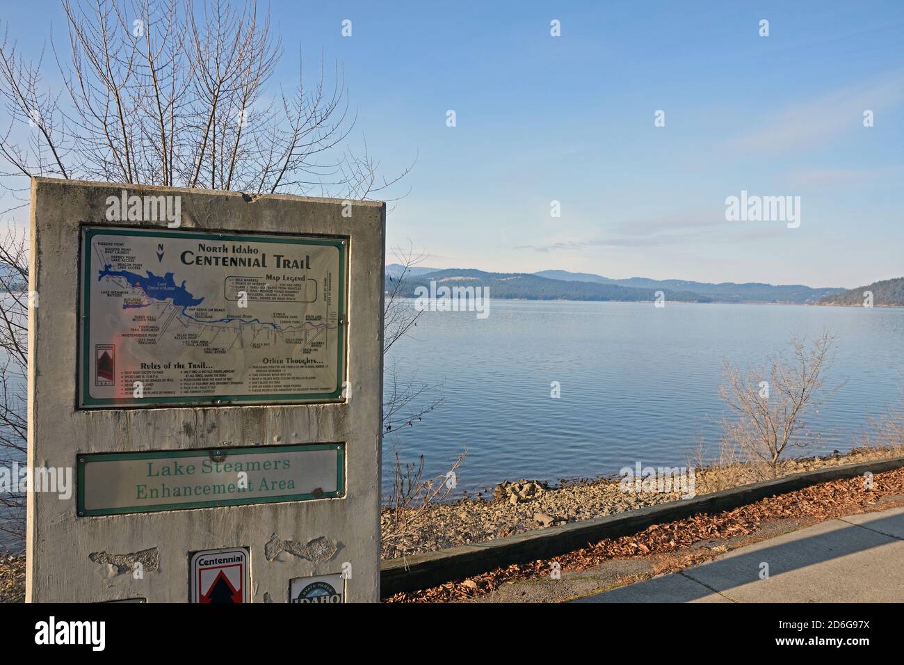 North Idaho Centennial Trail segno a Lake Coeur d'Alene lungo East Lakeshore Drive in autunno. Coeur d'Alene, Idaho settentrionale. Foto Stock