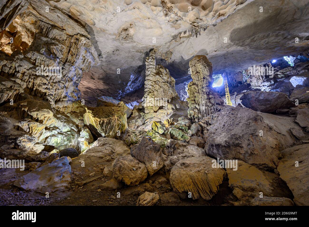 Sung Sot Cave è una delle più grandi e belle grotte della Baia di ha Long e un punto culminante di ogni itinerario del Vietnam. Sung Sot Cave si trova su Bo H. Foto Stock