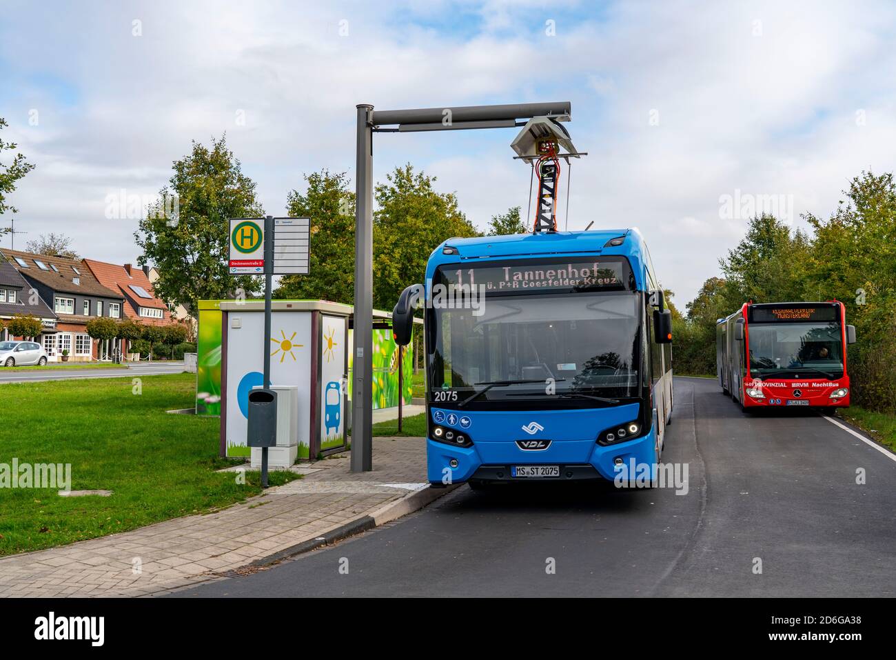 Autobus elettrico di Stadtwerke Münster, ad una stazione di ricarica veloce, fermata dell'autobus, punto di svolta Dieckmannstrasse in Münster Gievenbeck, 16 corrente e-bus Foto Stock