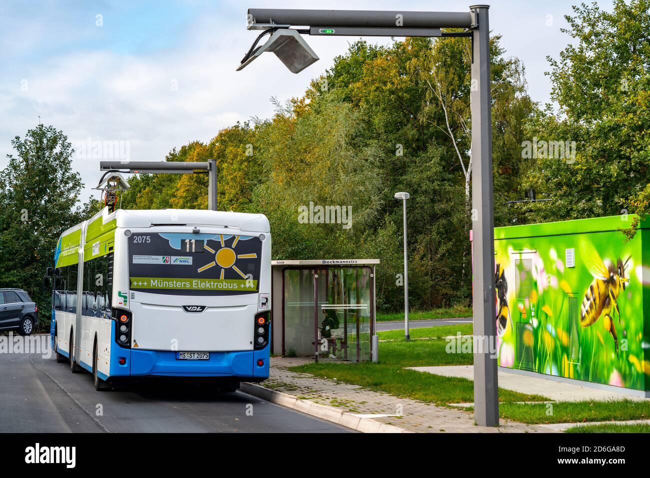 Autobus elettrico di Stadtwerke Münster, ad una stazione di ricarica veloce, fermata dell'autobus, punto di svolta Dieckmannstrasse in Münster Gievenbeck, 16 corrente e-bus Foto Stock