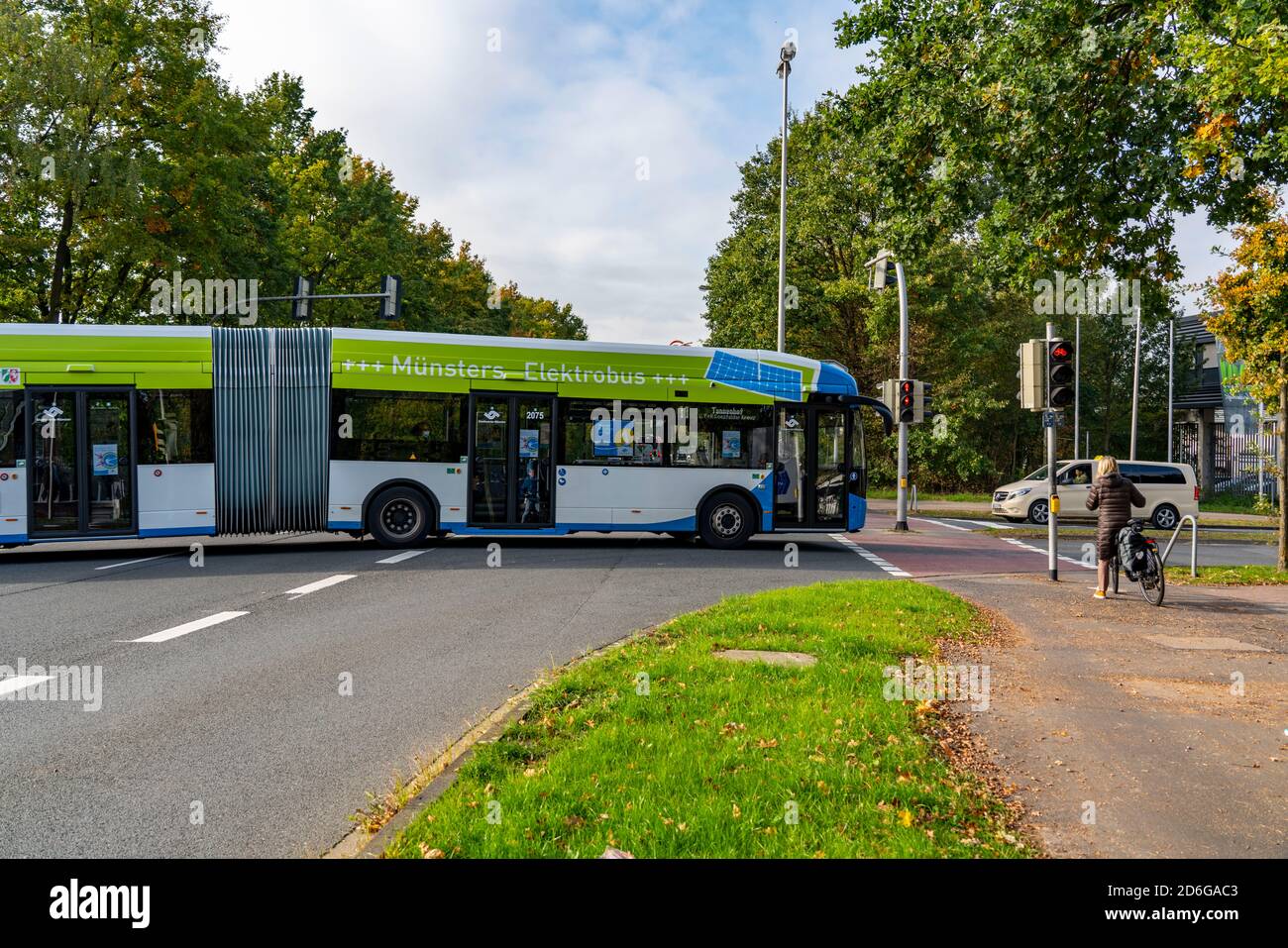 Autobus elettrico di Stadtwerke Münster, ad una stazione di ricarica veloce, fermata dell'autobus, punto di svolta Dieckmannstrasse in Münster Gievenbeck, 16 corrente e-bus Foto Stock
