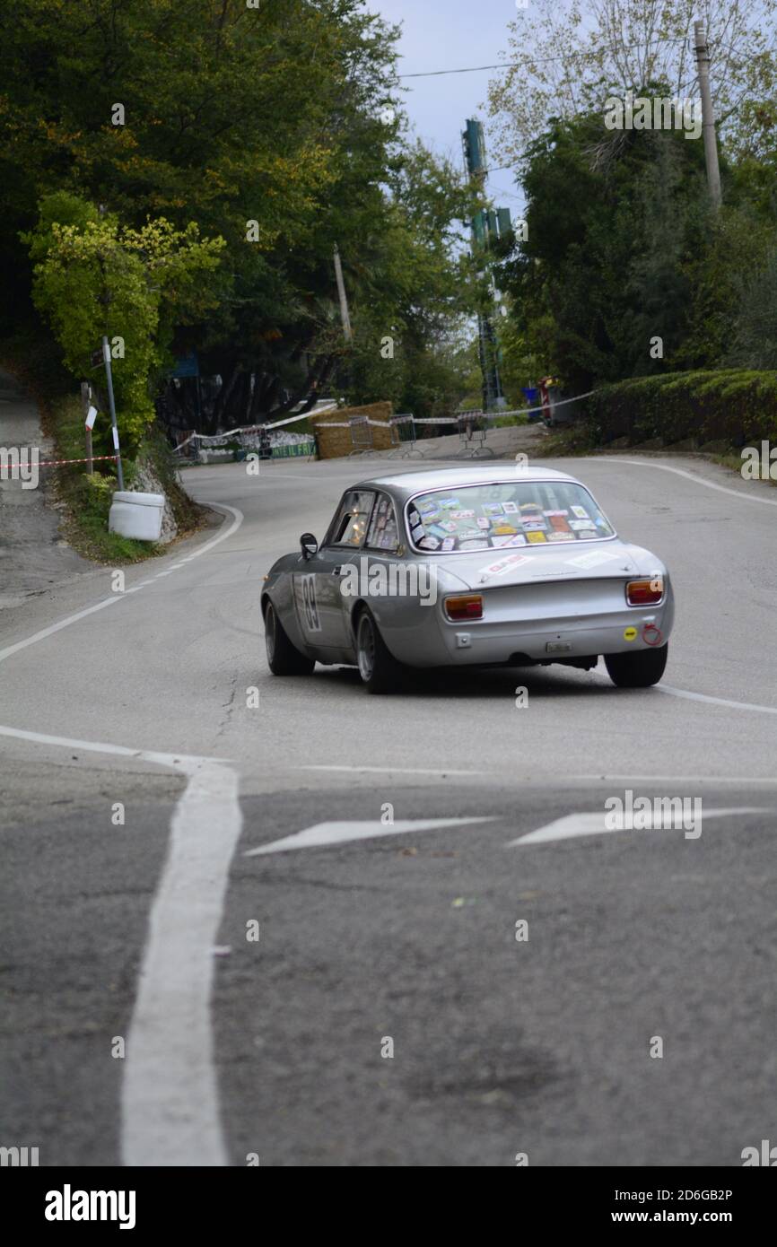 PESARO , ITALIA - OTT 11 - 2020 : PARCO SAN BARTOLO VINTAGE CAR ALFA ROMEO GT2000 Foto Stock