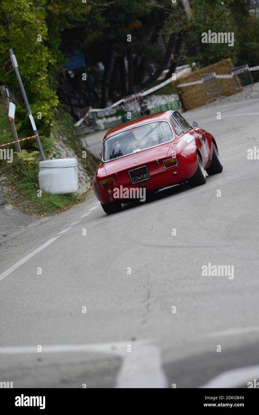 PESARO , ITALIA - OTT 11 - 2020 : PARCO SAN BARTOLO VINTAGE CAR ALFA ROMEO GT2000 Foto Stock