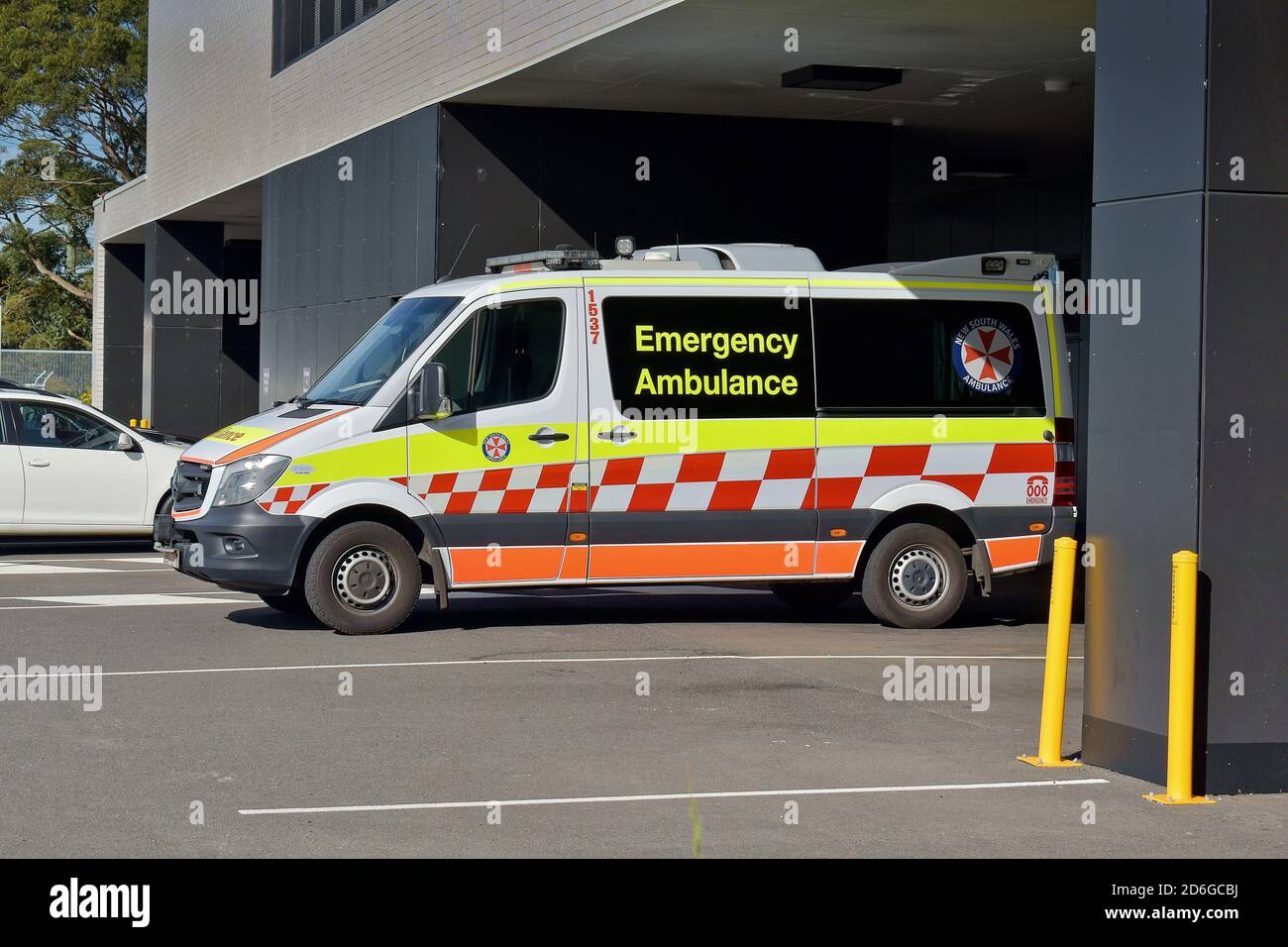 SYDNEY, AUSTRALIA - 09 maggio 2019: Sydney / Australia - 9 maggio 2019: Northern Beaches Hospital emergenza ambulanza veicolo Foto Stock