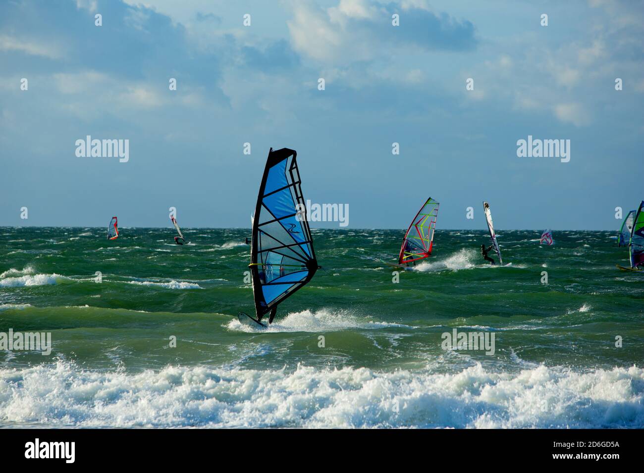Deutschland, Schleswig-Holstein, Ostseeinsel Fehmarn, Westermarkelsdorf. Surfer am Strand von Westermarkelsdorf. Foto Stock