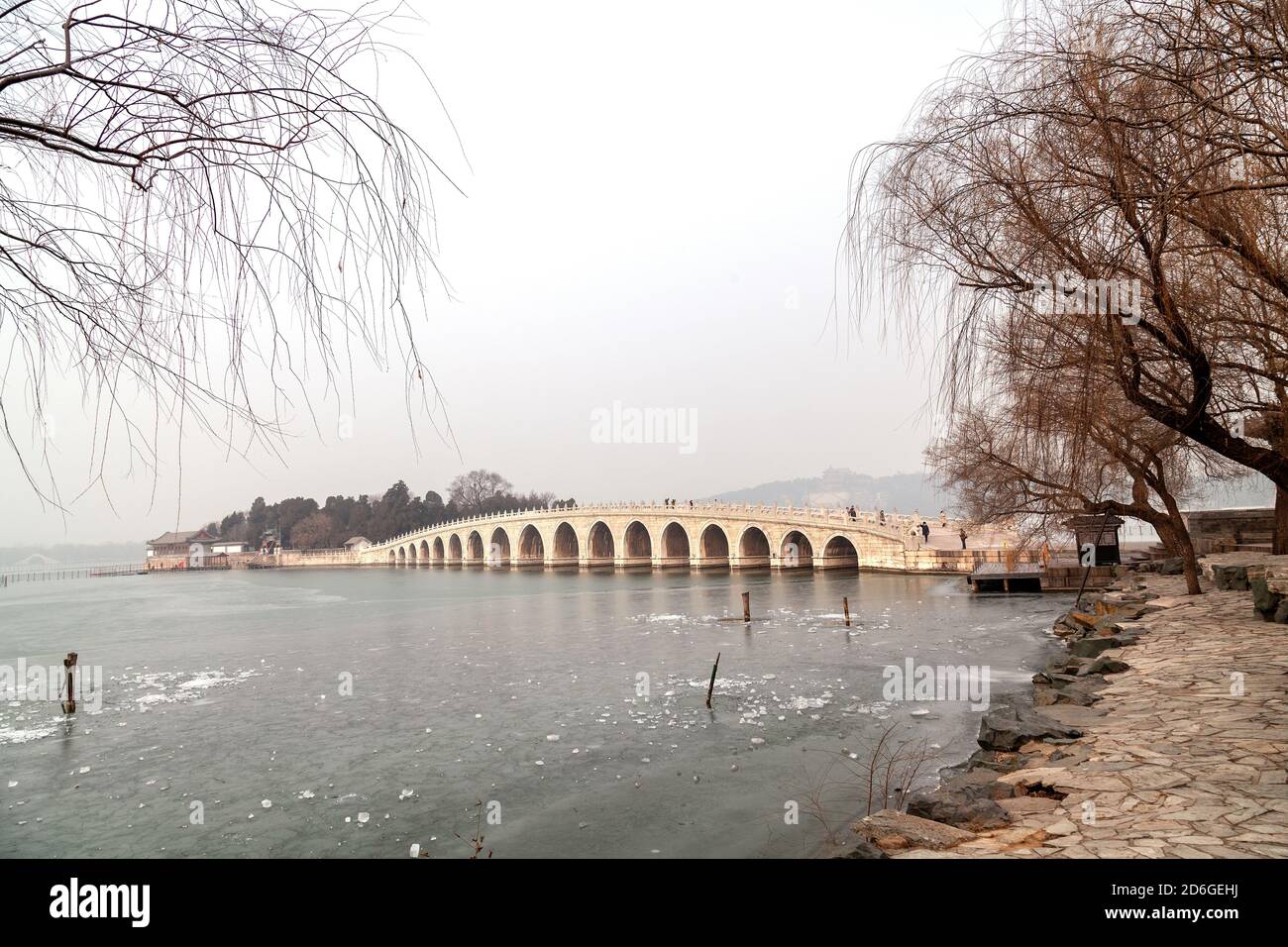 Il Ponte dell'Arco di Seventeen (Shiqikong Qiao) nel Lago di Kunming, Pechino. Una giornata invernale in nebbia Foto Stock