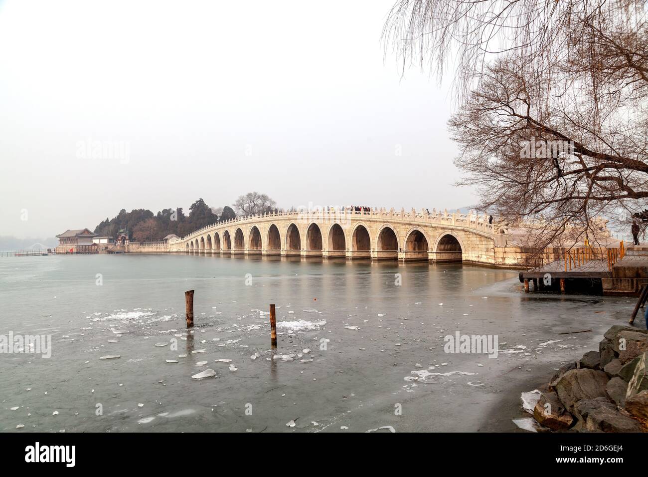 Il Ponte dell'Arco di Seventeen (Shiqikong Qiao) nel Lago di Kunming, Pechino. Una giornata invernale in nebbia Foto Stock