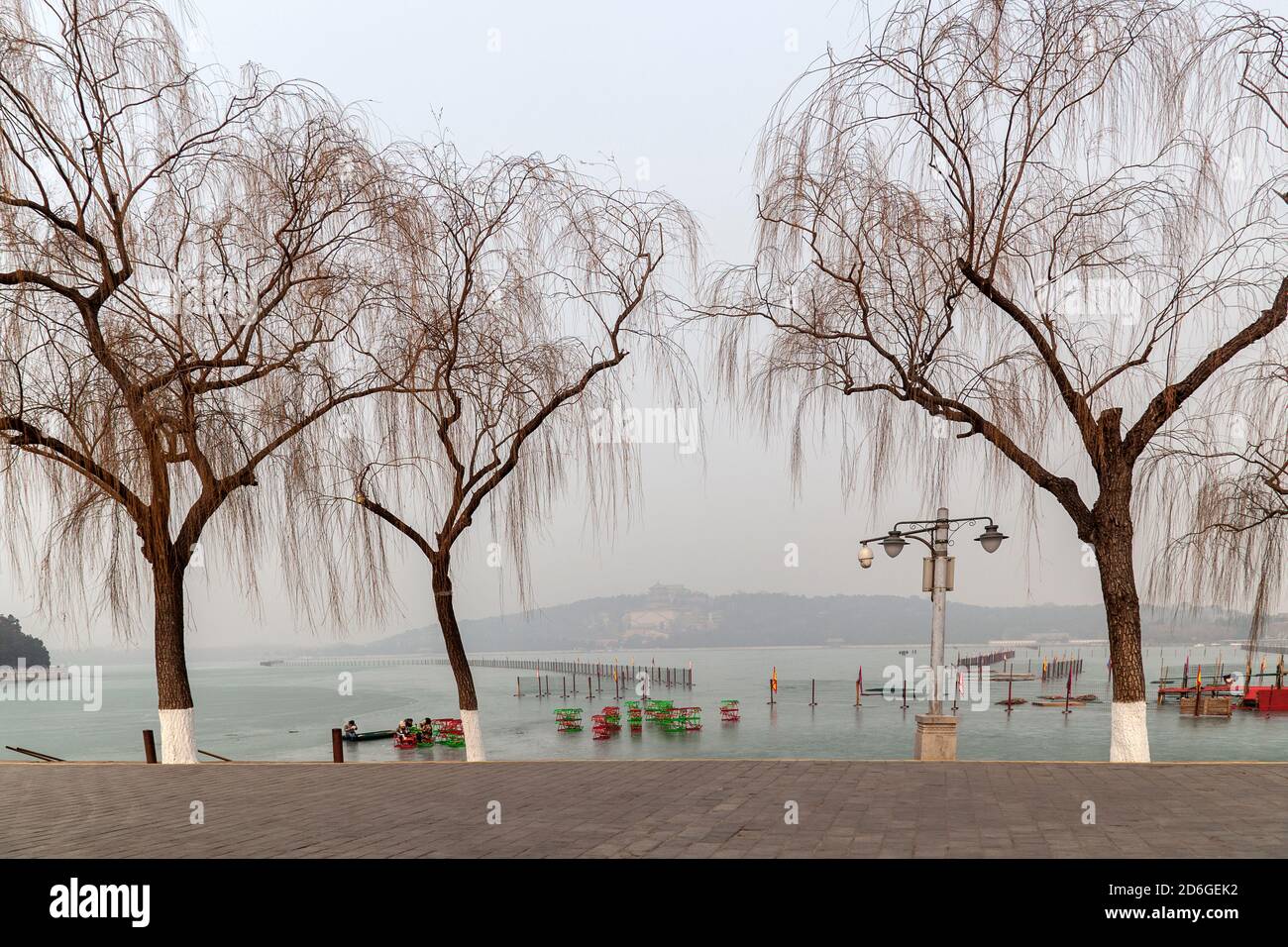 Vista sul lago Kunming, Pechino verso il Palazzo Estivo. Una giornata invernale in nebbia. Pechino, Cina Foto Stock