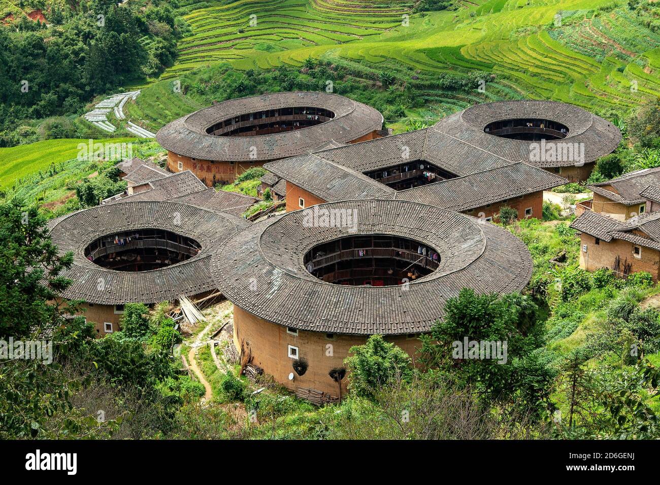 Case di terra rotonde e quadrate (tulou) del popolo Hakka, contea di Yongding, provincia di Fujian, Cina Foto Stock