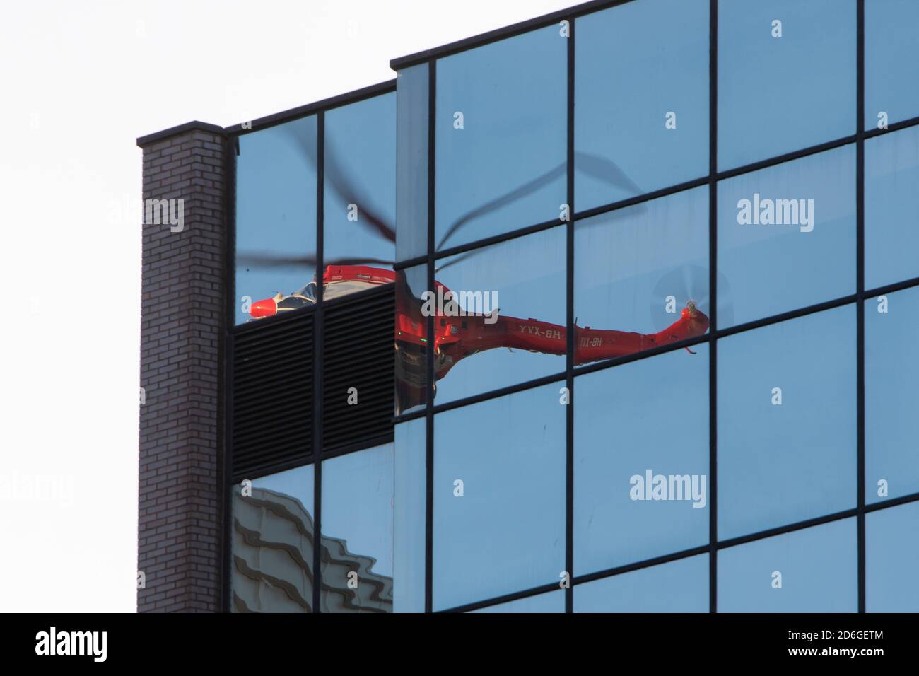 Birmingham, Regno Unito, 17 ottobre 2020. Insolita vista del sabato mattina nel centro della città di Birmingham come Super Puma Helicopter condotto ascensori di carico tra gli alti blocchi di uffici in Snow Hill Queensway. HeliRig ha organizzato le operazioni utilizzando una base svizzera Aerospatiale AS332C Super Puma con sede all'aeroporto Wolverhampton Halfpenny Green per la durata dell'operazione, che ha incluso la facilitazione di un decollo verticale trainato un cavo di sollevamento di 80 m. Super Puma è stata eletta la finestra degli uffici adiacenti. Credit: Paul Bunch/Alamy Live News. Foto Stock