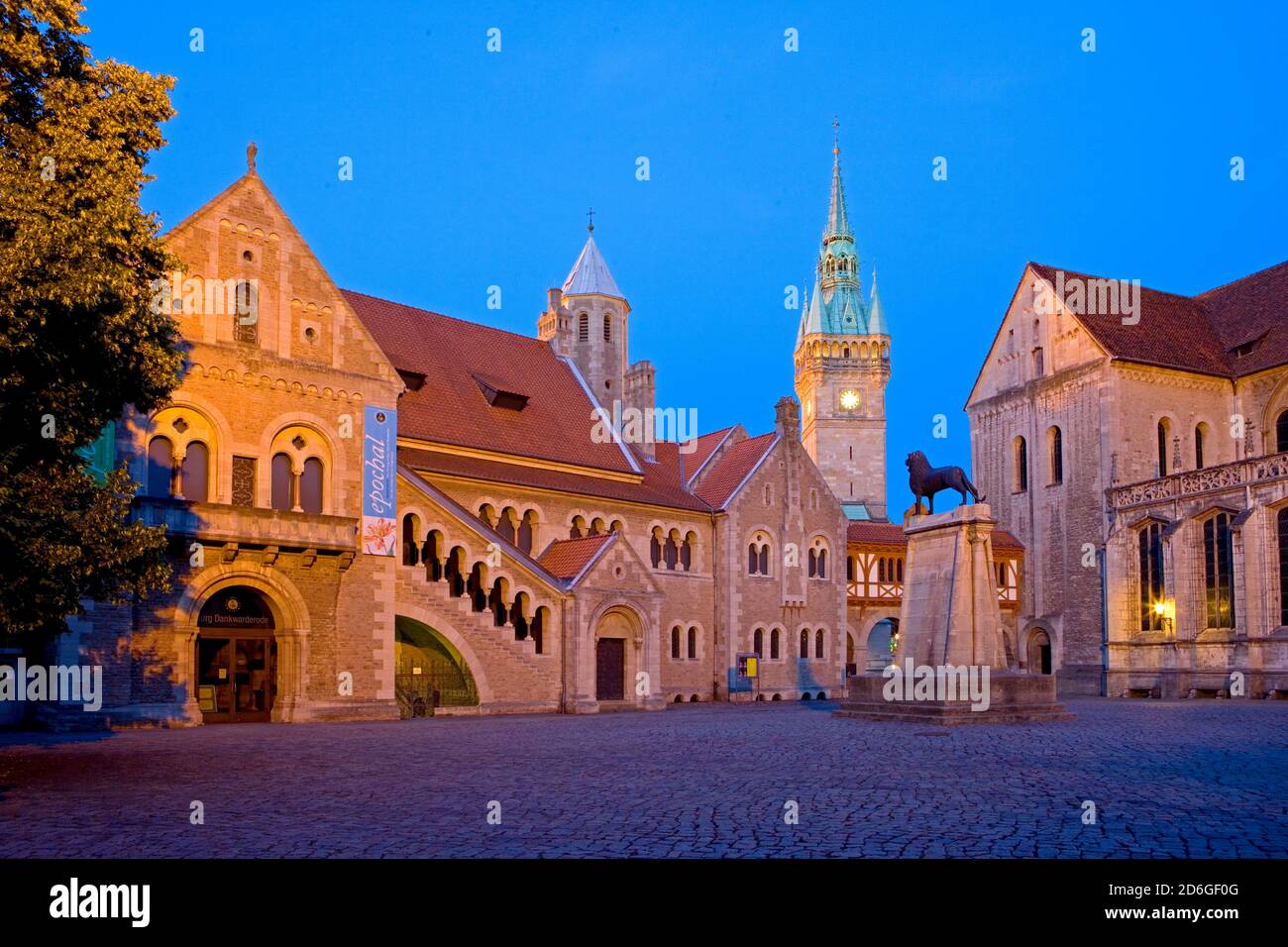 Deutschland, Niedersachsen, Stadt Braunschweig. Burgplatz, Burgkwarderode, Braunschweiger Burgloewe und dem Rathausturm. Foto Stock