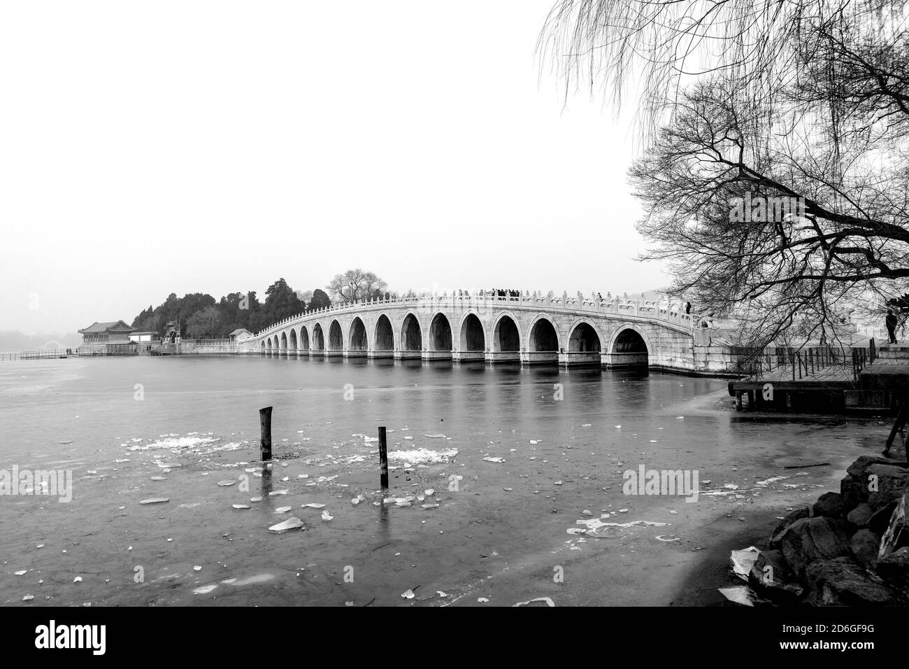Il Ponte dell'Arco di Seventeen (Shiqikong Qiao) nel Lago di Kunming, Pechino. Una giornata invernale in nebbia Foto Stock