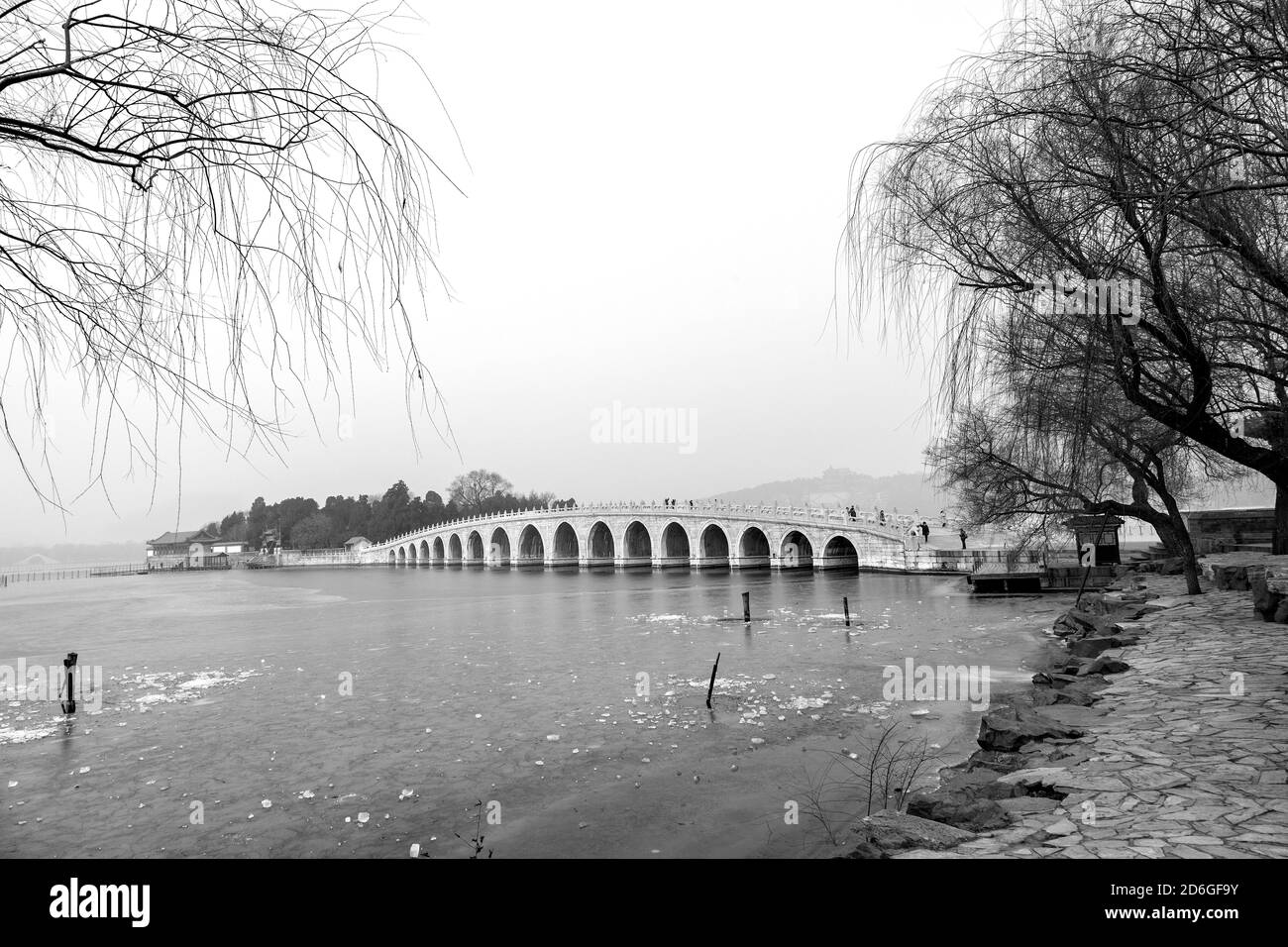 Il Ponte dell'Arco di Seventeen (Shiqikong Qiao) nel Lago di Kunming, Pechino, Cina. Una giornata invernale in nebbia Foto Stock