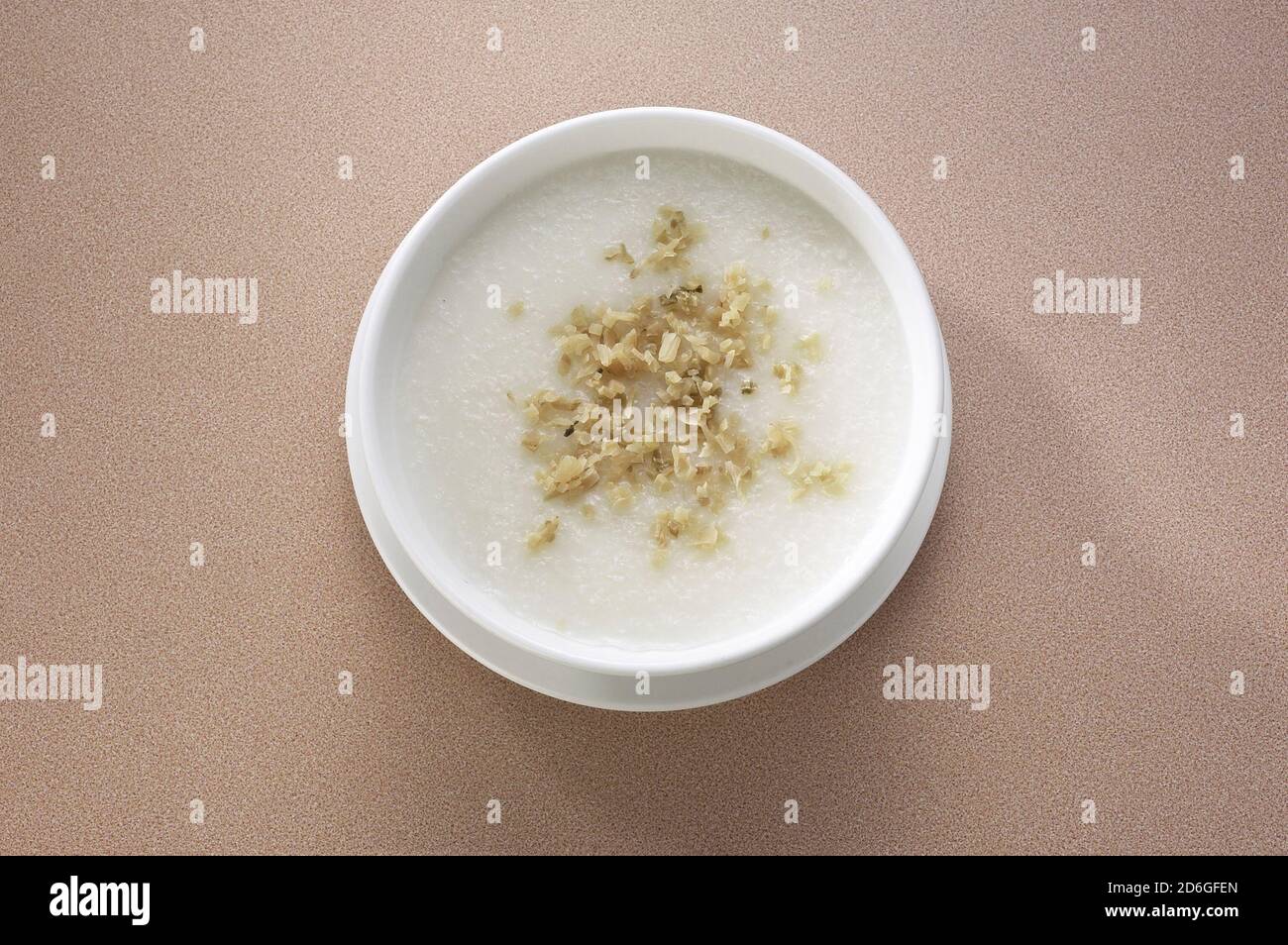Congee o porridge con rafano sottaceto Foto Stock