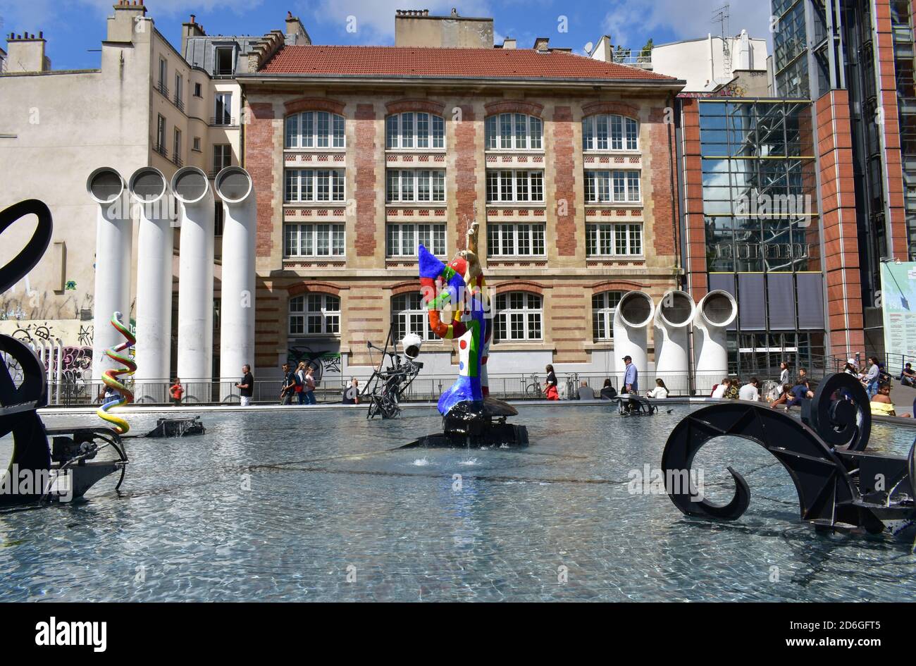 Centrare le provette Pompidou a Place Igor-Stravinsky con la Fontaine Stravinsky. Parigi, Francia. 14 agosto 2019. Foto Stock