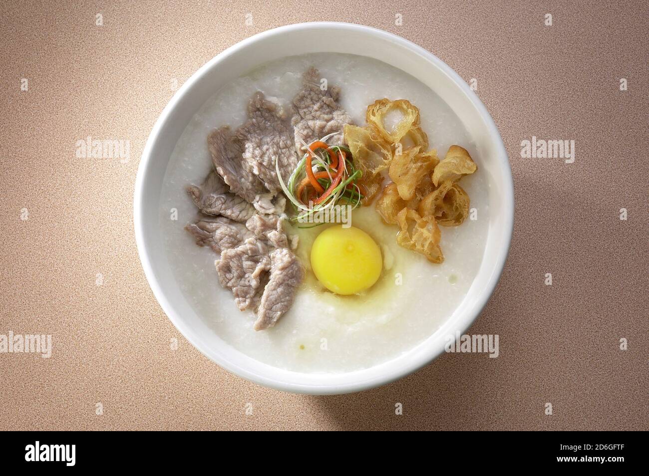 Congee o porridge con maiale, cruller e uovo Foto Stock