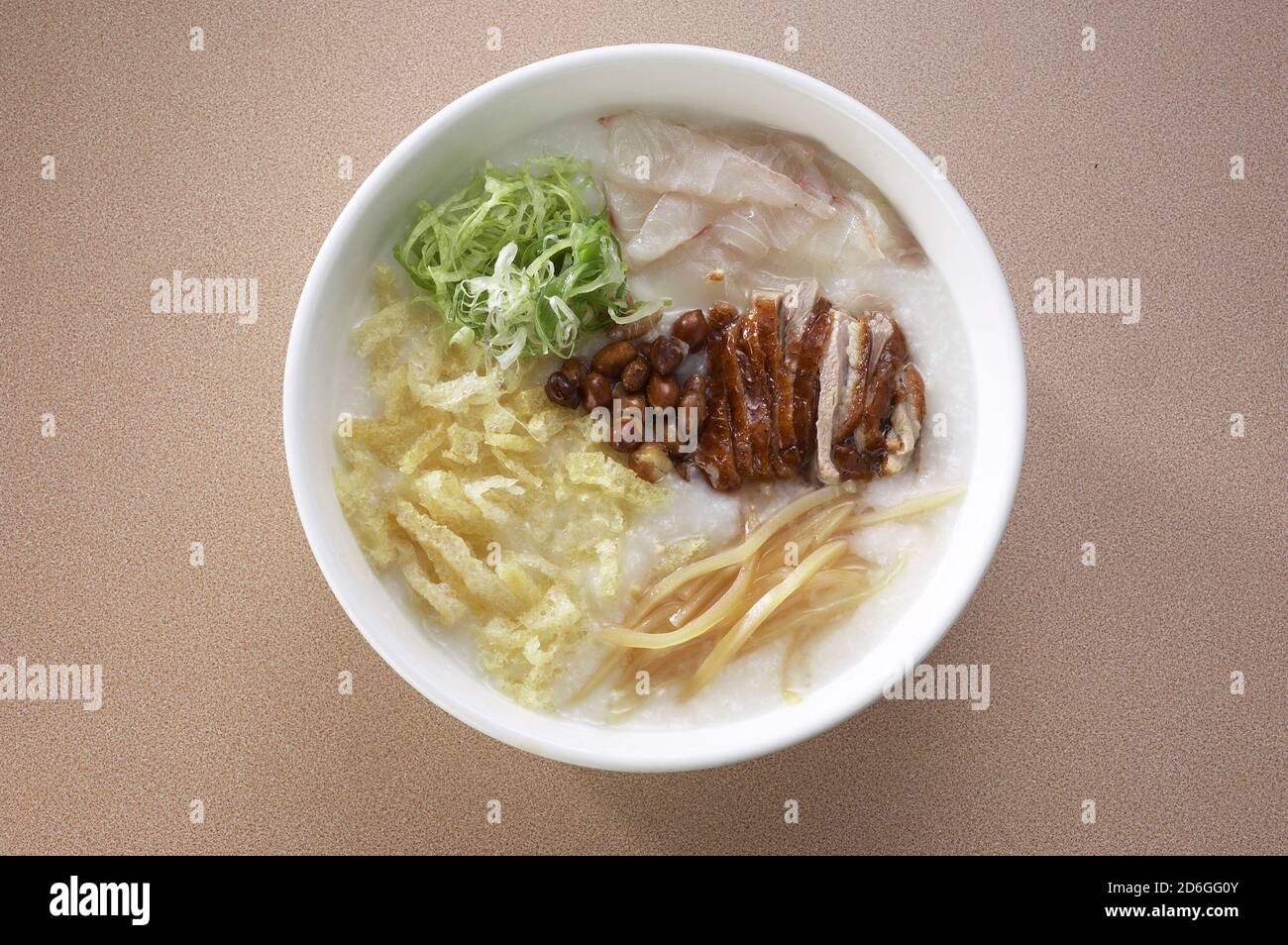 Congee o porridge con pesce, anatra arrosto, zenzero e arachidi Foto Stock