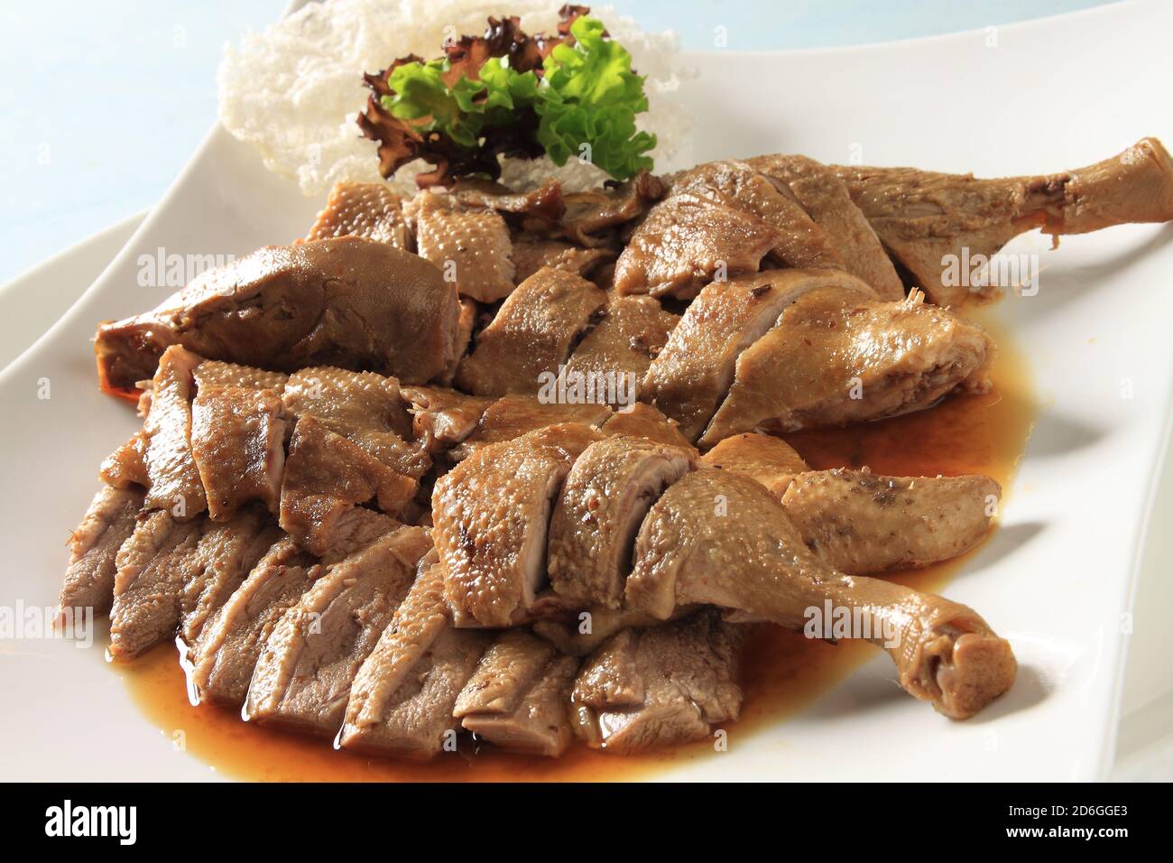 Carne di anatra brasata su piatto bianco Foto Stock