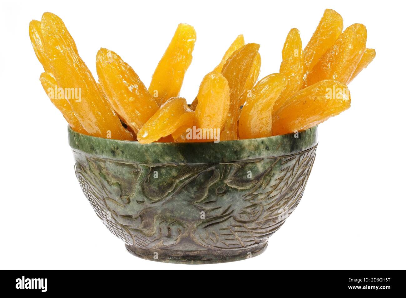 patate dolci essiccate in una ciotola di giada d'annata isolata sfondo bianco Foto Stock