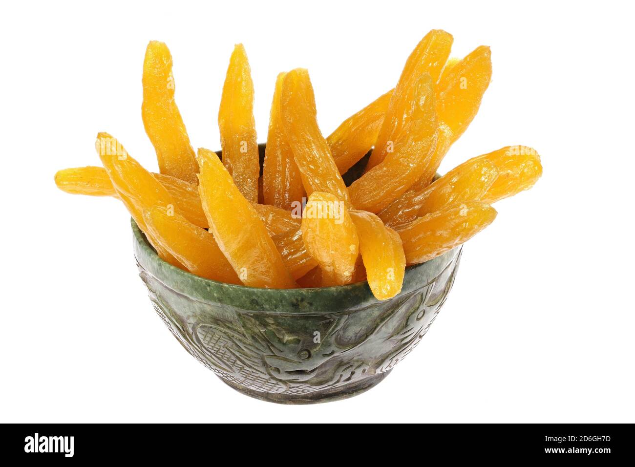 patate dolci essiccate in una ciotola di giada d'annata isolata sfondo bianco Foto Stock