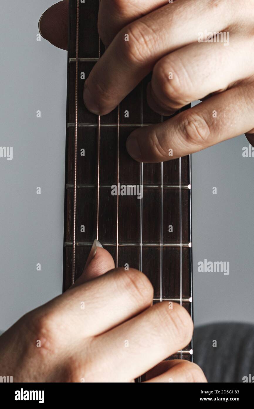 Primo piano professionale sul collo della chitarra classica Foto Stock