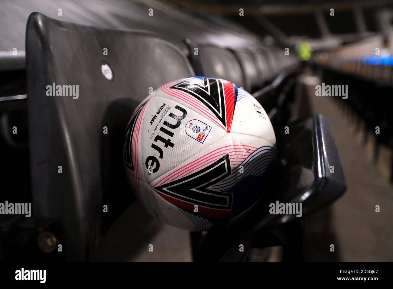 Una palla da match Mitre Delta Max negli stand durante la partita Sky Bet Championship a Pride Park, Derby. Foto Stock