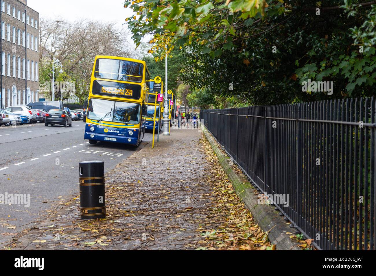 Dublino, Irlanda - 10 novembre 2015: Autobus della città sul Coach Park a Merrion Square. Trasporti pubblici. Foto Stock